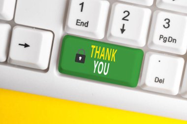 Teşekkür'i gösteren metin işareti. Kavramsal fotoğraf bir hediye veya hizmet beyaz arka plan tuşu kopyalama alanı üzerinde boş not kağıdı ile beyaz pc klavye kabul ederken kullanılan kibar bir ifade.
