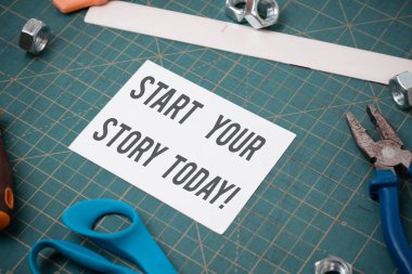 Hikayenizi Bugün Başlat'ı gösteren not yazma. İş fotoğraf vitrin eçok kendiniz etüt ve dokulu bir zemin üzerinde kağıt ile bu andan itibaren Sabit ve marangozluk araçları başlar.