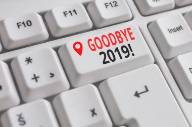 El yazısı metin Goodbye 2019. Kavramı ayrılık ya da geçen yılın sonunda beyaz arka plan tuşu kopyalama alanı üzerinde boş not kağıdı ile beyaz pc klavye iyi dilekifade.