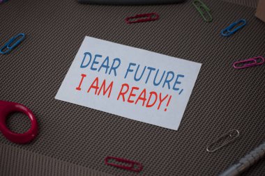 El yazısı metin yazma Dear Future I Ready. Kavram anlamı emin ileriye taşımak veya gelecekteki Makas ve yazma ekipmanları artı dokulu zemin üzerinde düz levha yüz.