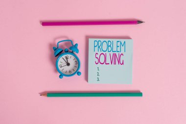 El yazısı metin Problem Çözme. Kavram anlamı zor veya karmaşık sorunlara çözüm bulma süreci Metal vintage çalar saat uyandırma boş not defteri işaretleri renkli arka plan.