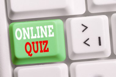 Kelime yazma metin Online Quiz. Beyaz arka plan tuşu kopyalama alanı üzerinde boş not kağıdı ile Internet Beyaz pc klavyeyayınlanan oyun veya bir zihin sporu için iş kavramı.