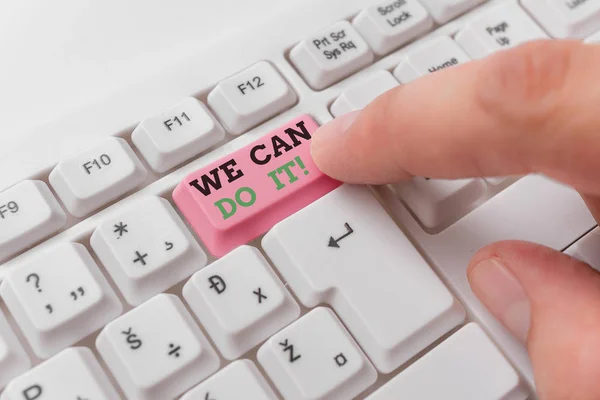 Het schrijven van de notitie laat zien dat we het kunnen. zakelijke fotopresentatie Zie jezelf als krachtig in staat tonen wit PC-toetsenbord met notitie papier boven de witte achtergrond. — Stockfoto