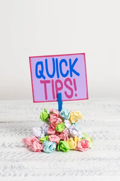 Conceptuele hand schrijven met snelle tips. Zakelijke foto tekst klein maar bijzonder nuttig stukje praktisch advies herinnering stapel gekleurde verfrommeld papier wasknijper houten ruimte. — Stockfoto