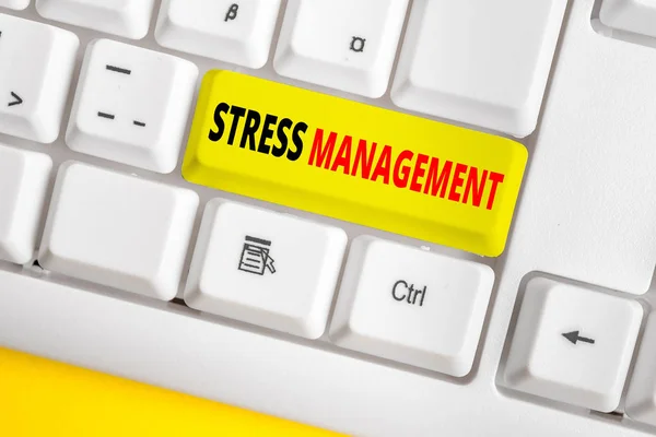 Tekst teken dat stress beheer weergeeft. Conceptuele foto methode om stress en de effecten ervan te beperken door te leren hoe wit PC-toetsenbord met leeg notitie papier boven witte achtergrond sleutel Kopieer ruimte. — Stockfoto