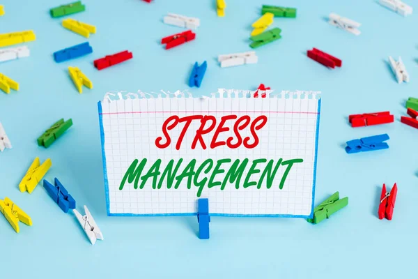 Tekst teken dat stress beheer weergeeft. Conceptuele foto methode voor het beperken van stress en de effecten ervan door leer manieren gekleurde wasknijper papieren lege herinnering blauwe vloer achtergrond Office PIN. — Stockfoto