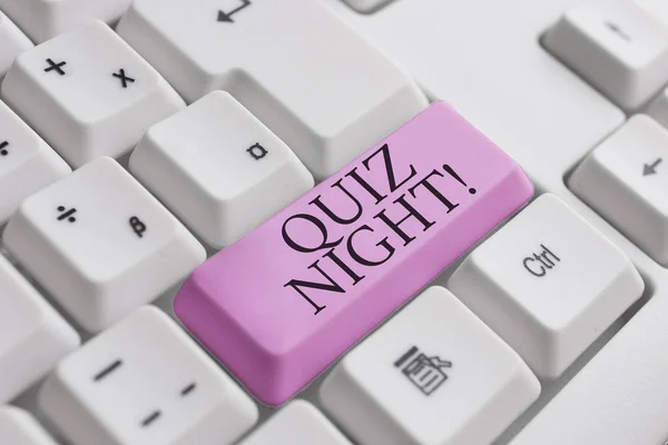 Conceptuele hand schrijven met Quiz Night. Zakelijke foto tekst avond test kennis competitie tussen individuen wit PC-toetsenbord met notitie papier boven de witte achtergrond. — Stockfoto