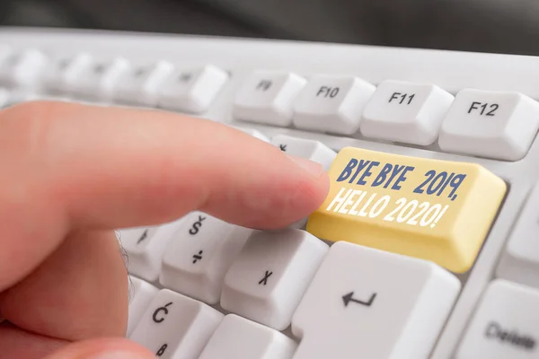 Szöveg jel mutatja bye bye 2019 Hello 2020. Fogalmi fénykép mondás viszlát-hoz tavaly és üdvözölve másik jó egy fehér PC billentyűzet-val üres jegyzék papír fenti fehér háttér kulcs másol hely. — Stock Fotó