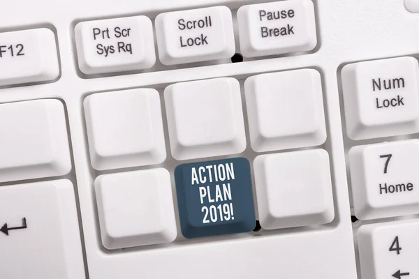Konzeptionelle Handschrift zeigt Aktionsplan 2019. business photo präsentiert vorgeschlagene Strategie oder Vorgehensweise für das laufende Jahr weiße PC-Tastatur mit Notizpapier über dem weißen Hintergrund. — Stockfoto