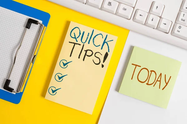 Schreibnotiz mit schnellen Tipps. Business-Foto präsentiert kleines, aber besonders nützliches Ratgeberpapier mit Kopierraum und Tastatur über orangefarbenem Hintergrundtisch. — Stockfoto