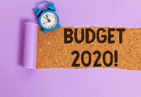 Schreibnotiz mit Haushaltsplan 2020. Geschäftsfoto mit Schätzung der Einnahmen und Ausgaben für nächstes oder aktuelles Jahr. — Stockfoto