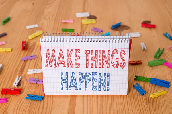 El yazısı metin yazma Make Things Happen. Kavram bunu elde etmek için zor çaba lar yapmak zorunda kalacak anlamına Renkli clothespin kağıtları boş hatırlatma ahşap zemin arka plan ofis.