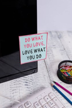 Kelime yazma metni Ne Aşk Ne Yapıyorsun do. Hayatta hayallerinizi veya tutkularınızı takip etmek için iş konsepti Klavye ve sabit yakınında siyah bilgisayar ekranına bantlanmış not kağıdı.