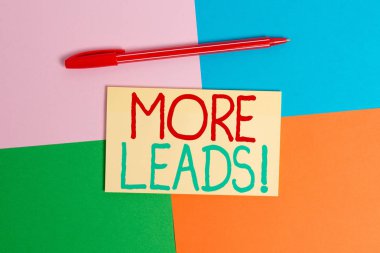 Kavramsal el yazısı Daha Fazla Müşteri Adayı nı gösteriyor. Tüketici ilgisi nin iş fotoğrafı metin başlatılması veya ürün Ofis cihaz kare masa çalışma malzemeleri kağıt etiket içine soruşturma.