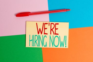 Kavramsal el yazısı Biz Şimdi İşe konum gösteren. İş fotoğraf metin son zamanlarda birini istihdam veya belirli bir iş Office appliance kare masa çalışması malzemeleri kağıt etiket yapmak için birisi ödemek.