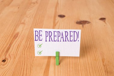 Hazır olun gösteren not. İş fotoğraf vitrin her zaman yapmak ya da bir şey Ahşap zemin arka plan yeşil clothespin oluk yuvası ofis ile anlaşma yapmaya hazır olmak deneyin.