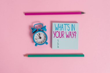 El yazısı metin Ne S Your Way soru. Kavramı birisi belirli bir eylem Metal vintage çalar saat uyandırma boş not defteri işaretleri renkli arka plan için ihtiyacı anlamı.