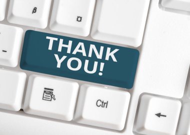 El yazısı metin yazma Thank You. Kavram anlamı kibar ifade hediye hizmeti iltifat kabul ederken kullanılan beyaz arka plan tuşu kopyalama alanı üzerinde boş not kağıdı ile Beyaz pc klavye.
