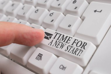 Word yazma metin Zaman Yeni Bir Başlangıç için. Bir şey için Iş kavramı şu anda başlamak gerekiyordu Beyaz iş Beyaz pc klavye beyaz arka plan tuşu kopyalama alanı üzerinde boş not kağıdı ile.