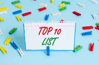 Top 10 Listesini gösteren metin işareti. Kavramsal fotoğraf belirli bir listede on en önemli veya başarılı öğeleri Renkli clothespin kağıtları boş hatırlatma mavi zemin arka plan ofis pin.