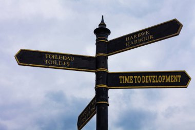 Kelime yazma metin Time To Development. Bir şirketin arka planda mavi bulutlu gökyüzü ile kavşakta Yol işareti büyür veya geliştirmek süre boyunca bir süre için İş kavramı.