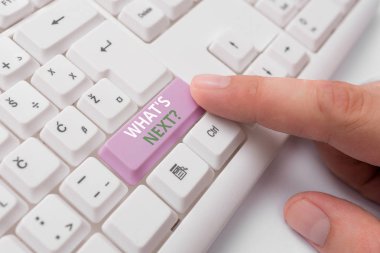 Ne S Sonraki Soru gösteren not yazma. Onun gelen eylemleri veya davranışları hakkında gösteren soran gösteren vitrinbeyaz arka plan üzerinde not kağıdı ile Beyaz pc klavye.
