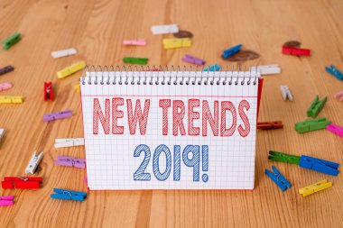Yeni Trendler 2019 yazma el yazısı metin. Kavram bir şey renkli clothespin kağıtları boş hatırlatma ahşap zemin arka plan ofis geliştiriyor genel yön anlamı.