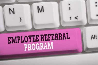 Kelime yazma metni Çalışan Tavsiye Programı. Çalışanlar için iş konsepti beyaz arka plan tuşu kopyalama alanı üzerinde boş not kağıdı ile acemi Beyaz pc klavye tanıtmak için ödüllendirilir.