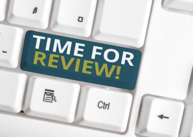 El yazısı metin yazma Time For Review için. Beyaz arka plan tuşu kopyalama alanının üzerinde boş not kağıdı ile beyaz pc klavyesi değiştirme niyetiyle bir şeyin resmi olarak değerlendirilmesi anlamına gelen kavram