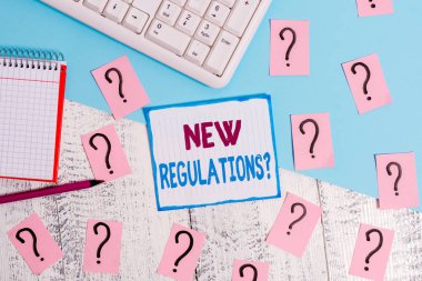 Yeni Düzenlemeler Soru gösteren not yazma. İş fotoğraf vitrin kuralları hükümet düzeni kontrol yolu bir şey yapılır ahşap masanın üstüne araçları ve karalanmış kağıt yazma yaptı.