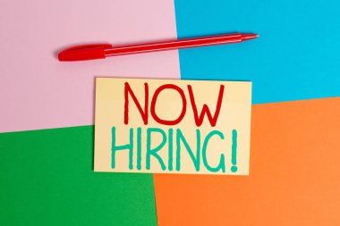 Kavramsal el yazma şimdi Işe gösteren. İş fotoğraf metin bulma gelecekteki çalışanlar la iş ilişkisini değerlendiren Office cihaz kare masa çalışması malzemeleri kağıt etiket.