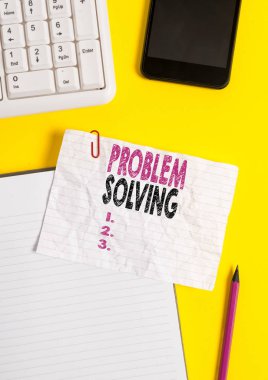 Problem Çözme'yi gösteren metin işareti. Zor veya karmaşık sorunlara çözüm bulma kavramsal fotoğraf süreci Ataç saat mobil ve pc klavye ile masada buruşuk beyaz kağıt.