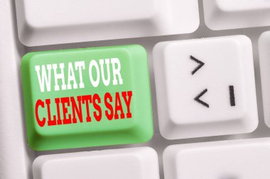 Kelime yazma metni Müşterilerimizne Ne Diyor. Beyaz arka plan tuşu kopyalama alanı üzerinde boş not kağıdı ile ürün Beyaz pc klavye hakkında referansları veya aclient geribildirim için İş kavramı.