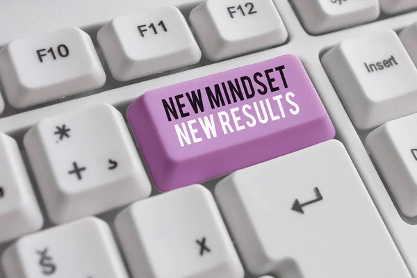 Texto para escrita de palavras New Mindset New Results. Conceito de negócio para obstáculos são oportunidades para alcançar a realização Teclado pc branco com papel de nota vazio acima espaço de cópia de chave de fundo branco . — Fotografia de Stock