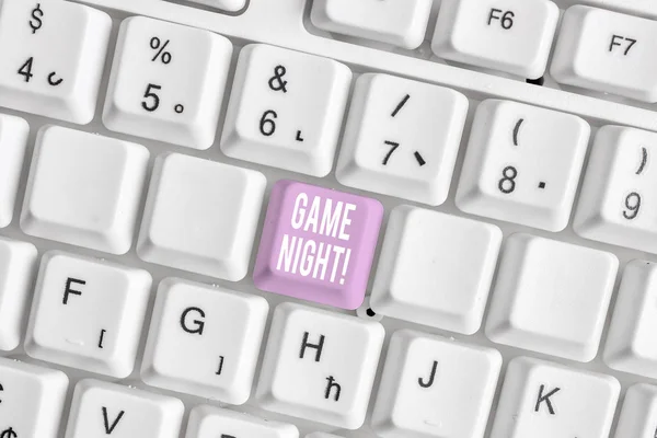 Word írás szöveges játék Night. Üzleti koncepció általában a hívott felnőtt játék dátumát, mint a póker barátaival White PC billentyűzet üres jegyzet papír felett fehér háttér-kulcs másolása tér. — Stock Fotó