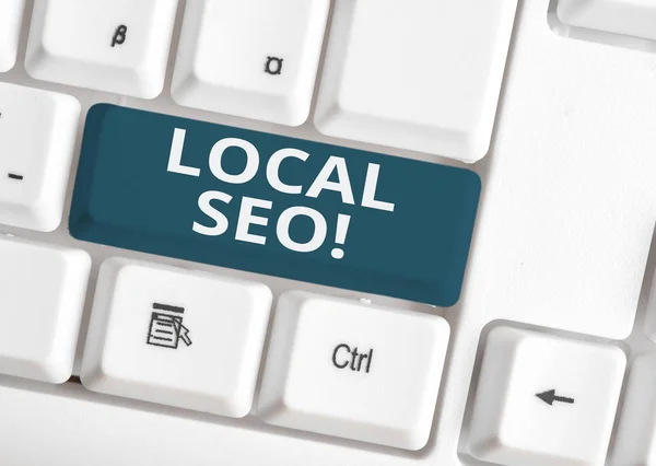 Manuscrito texto escrevendo Local Seo. Conceito que significa maneira incrivelmente eficaz de comercializar o seu próximo negócio on-line Teclado de PC branco com papel de nota vazio acima espaço de cópia de chave de fundo branco . — Fotografia de Stock