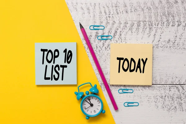 Word tekst schrijven Top 10 lijst. Bedrijfsconcept voor de tien meest belangrijke of succesvolle items in een bepaalde lijst Notepads marker pen gekleurd papier blad wekker houten achtergrond. — Stockfoto