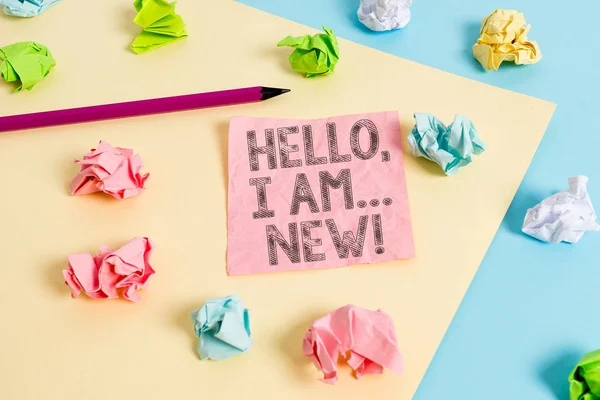 Conceptuele hand schrijven toont Hallo ik ben nieuw. Zakelijke foto tekst gebruikt begroeting of begin telefoongesprek gekleurde verfrommeld papers lege herinnering blauw geel wasknijper. — Stockfoto