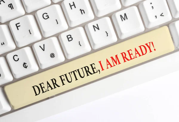 Escrevendo uma nota mostrando Dear Future I Am Ready. Foto de negócios mostrando Confiante para seguir em frente ou para enfrentar o futuro Teclado pc branco com papel de nota acima do fundo branco . — Fotografia de Stock