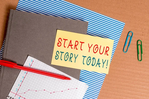 El yazısı metni Hikayenizi Bugün Başlatın. Kavram kendiniz üzerinde çok çalışmak anlamına gelir ve bu andan itibaren Çizgili karton defter karton ofis çalışma malzemeleri grafik kağıt başlar.