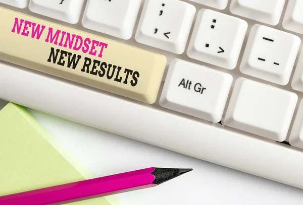 Texto para escrita de palavras New Mindset New Results. Conceito de negócio para obstáculos são oportunidades para alcançar a realização Teclado pc branco com papel de nota vazio acima espaço de cópia de chave de fundo branco . — Fotografia de Stock