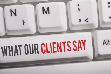 Müşterilerimizin Söylediklerini gösteren metin işareti. Kavramsal fotoğraf referansları veya beyaz arka plan tuşu kopyalama alanı üzerinde boş not kağıdı ile ürün Beyaz pc klavye hakkında aclient geribildirim.