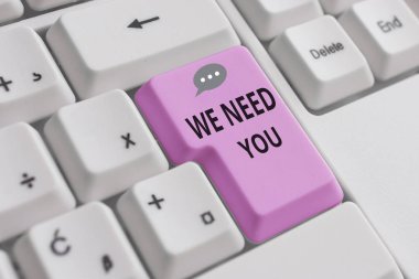 El yazısı metin yazma We Need You. Kavram atama görev veya yükümlülük ihtiyaçlarını karşılamak için anlamı Beyaz pc klavye beyaz arka plan anahtar kopyalama alanı üzerinde boş not kağıdı ile.