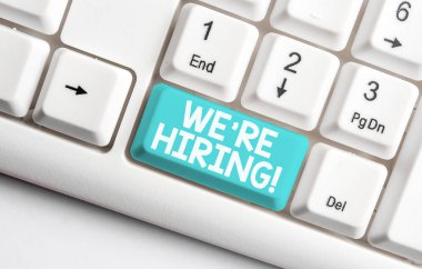 Kavramsal el yazısı Biz İşe gösteren. İş fotoğraf metin son zamanlarda birisi istihdam veya beyaz arka plan üzerinde not kağıdı ile belirli bir iş Yapmak için birisi ödemek Beyaz pc klavye.