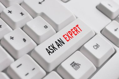 Uzmana Sor'u gösteren not yazma. İş fotoğraf vitrin beyaz arka plan üzerinde not kağıdı ile bir şey veya bilgili Beyaz pc klavye hakkında beceri ye sahip birine danışın.