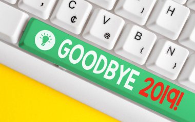 Güle Güle 2019'u gösteren metin işareti. Kavramsal fotoğraf ayrılırken veya geçen yılın sonunda beyaz arka plan tuşu kopyalama alanı üzerinde boş not kağıdı ile Beyaz pc klavye iyi dileklerini ifade.