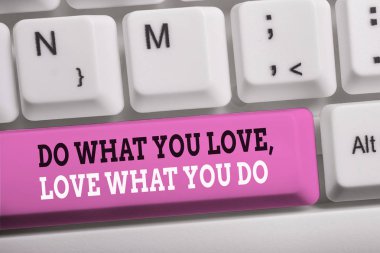 Kelime yazma metni Ne Aşk Ne Yapıyorsun do. Hayatta hayallerinizi veya tutkularınızı takip etmek için iş konsepti Beyaz pc klavye beyaz arka plan tuşu kopyalama alanı üzerinde boş not kağıdı ile.