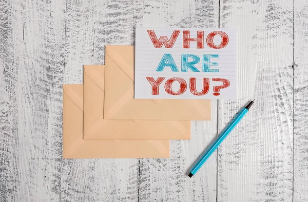 Signe texte montrant Qui êtes-vous Question. Photo conceptuelle posant des questions sur l'identité de quelqu'un ou des informations démonstratives Trois enveloppes marqueur feuille de papier règle vieux fond vintage en bois . — Photo