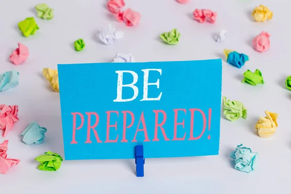 Escrevendo uma nota mostrando Be Prepared. Foto de negócios mostrando tentar estar sempre pronto para fazer ou lidar com algo Colorido papel enrugado vazio lembrete branco chão clothespin . — Fotografia de Stock