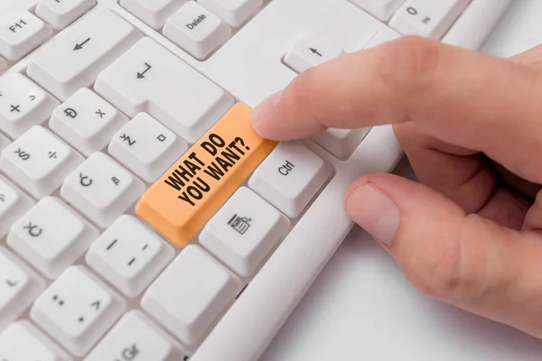 Escritura manual conceptual que muestra qué quieres que te pregunte. Texto de la foto de negocios decir o escribir con el fin de preguntar demostrando sobre algo Blanco teclado de PC con papel de nota sobre el fondo blanco . — Foto de Stock